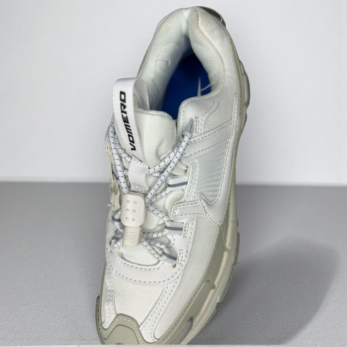 NIKE ZOOM VOMERO BLANCA-BEIGE