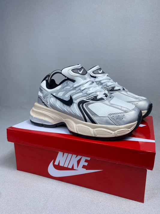 NK SKATE HOM BEIGE NEGRO