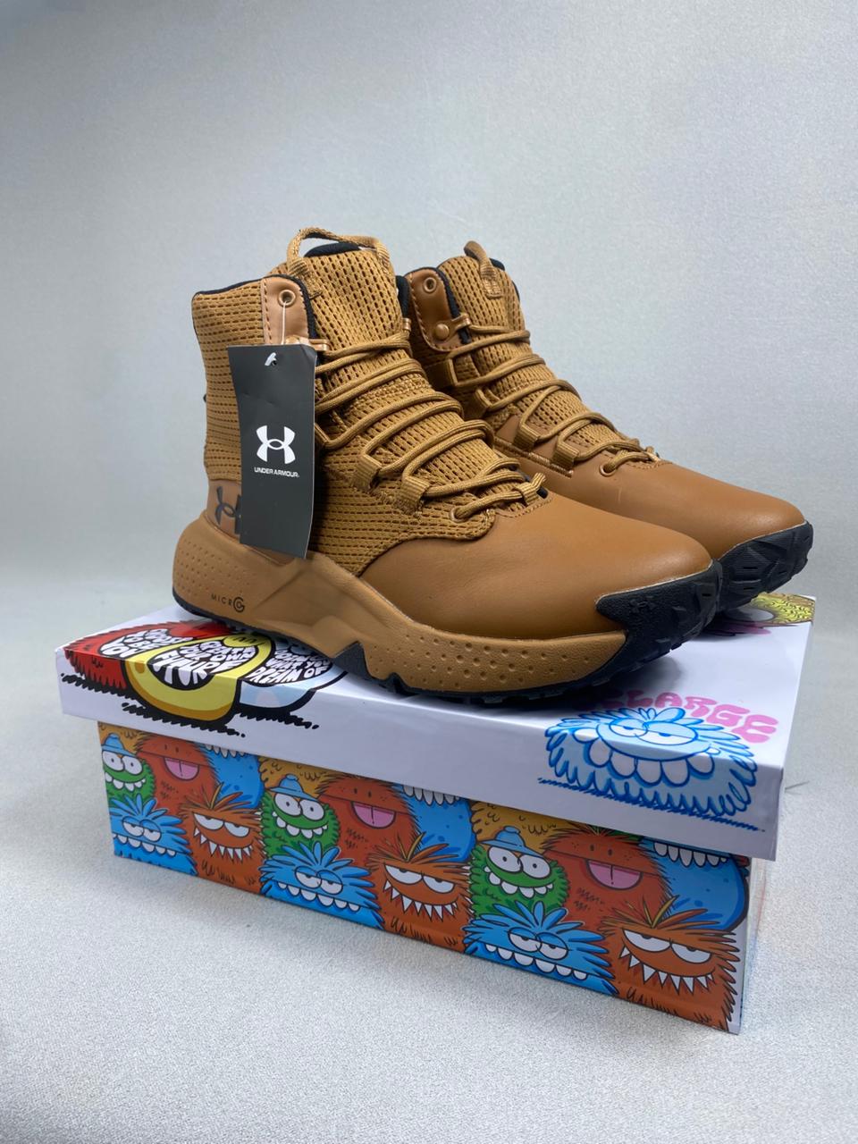 UNDER A BOTA ALTA HOM CAFÉ