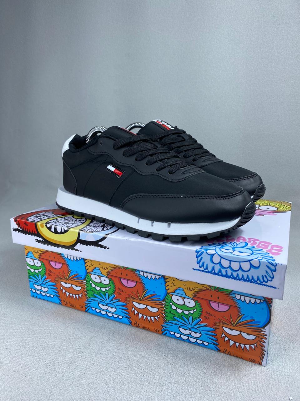 TOMMY HOM NEGRO BLANCO