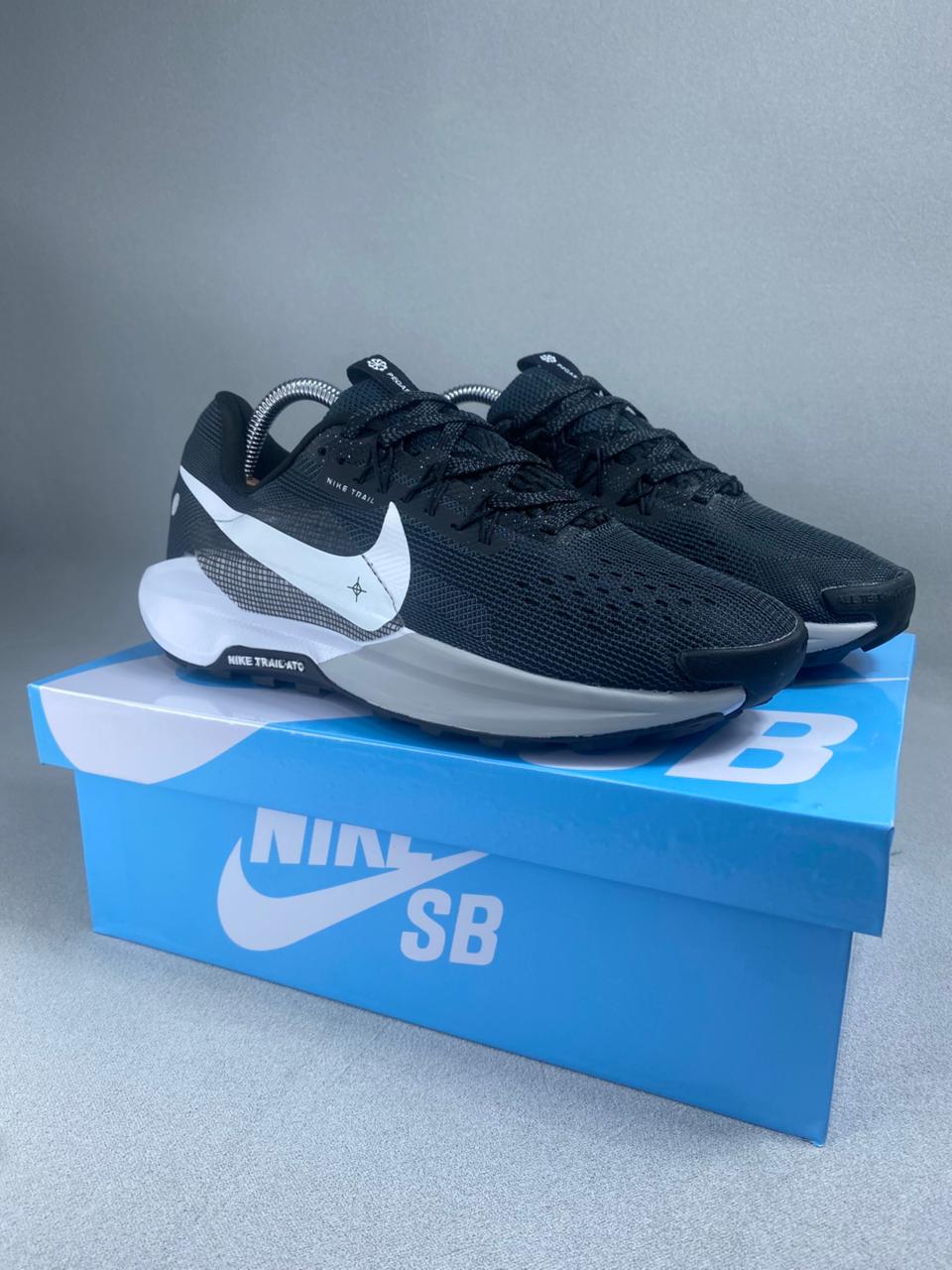 NK PEG TRAIL5 HOM NEGRO BLANCO