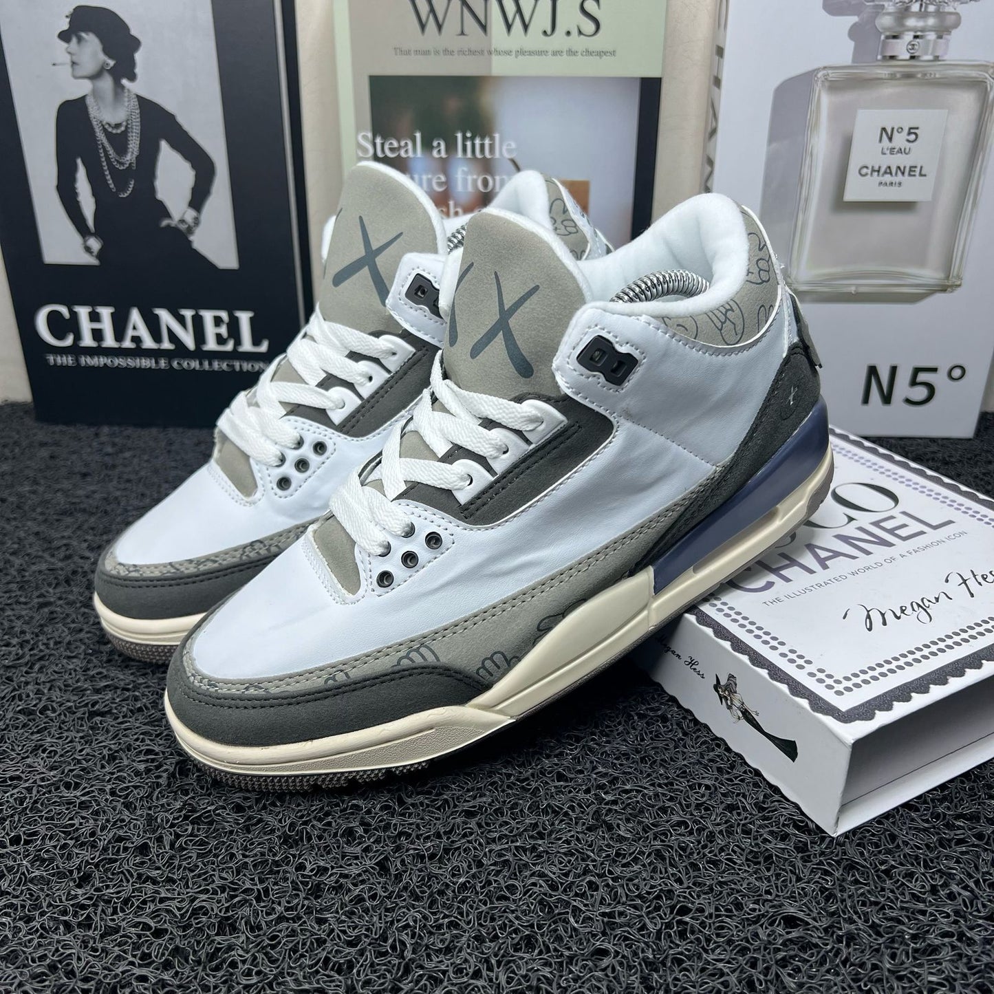 NK JORDAN R3 HOM KAWS