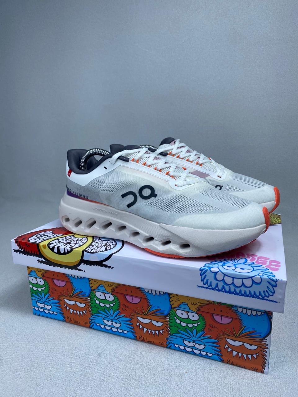 ON CLOUD SURFER HOM GRIS COLOR