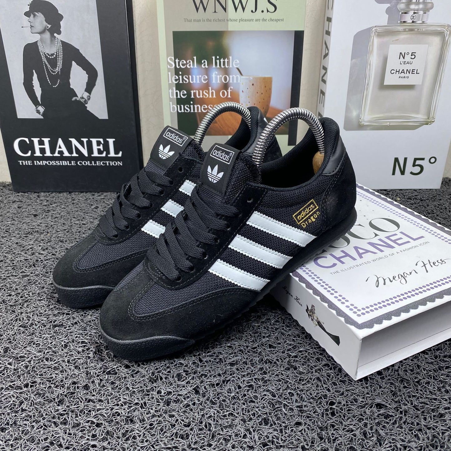 AD DRAGON DAM NEGRO BLANCO