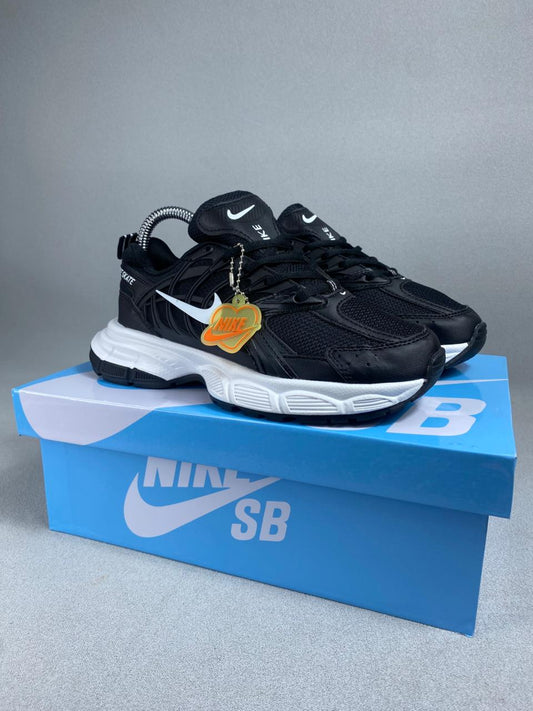 NK SKATE NIÑ@ NEGRO BLANCO